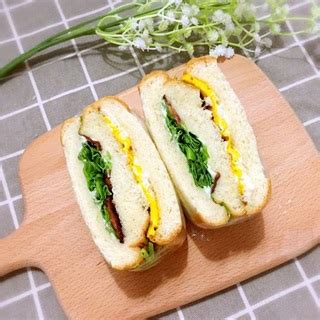  Bánh Mì Trứng Kẹp Thịt Xông Khói: Nét Lạ của Sự Kết Hợp Giữa Sợi Bột Mềm và Mùi Hương Phá Cách