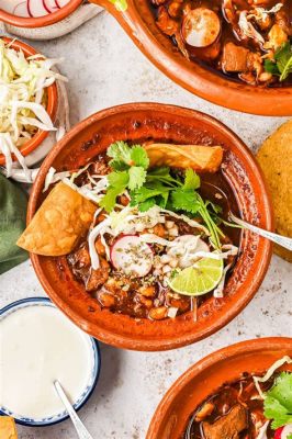  Pozole Rojo!  A Flavorful Symphony of Hearty Broth, Tender Pork, and Vibrant Toppings