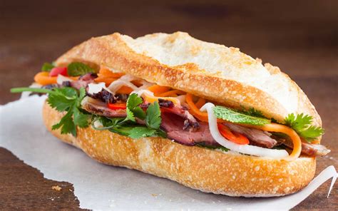  Bánh Mì Phở: Một Món Ăn Thơm Ngon Kết Hợp Sự Đậm Đà Của Nước Lẩu Và Độ Giòn Tan Của Bánh Mì!