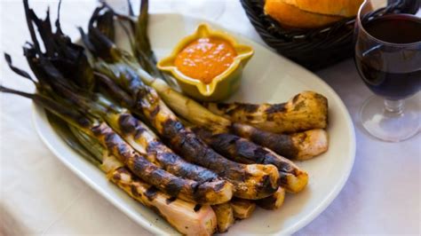  Calçots! Nướng trên Lửa than và chấm xốt romesco ngon tuyệt, đây là món ăn không thể bỏ qua khi đến Catalonia!