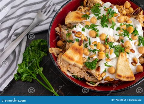  Fatteh - Món Ă Từng Năng Lượng Thơm Ngon Kết Hợp Bí Quyết Chịu Kho & Sự Tinh Tế Của Văn Hoá Ai Cập!