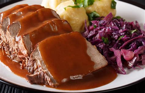  Sauerbraten - Một món ăn đậm đà, nồng nàn hương vị rượu vang và gia vị cổ điển của Tübingen!